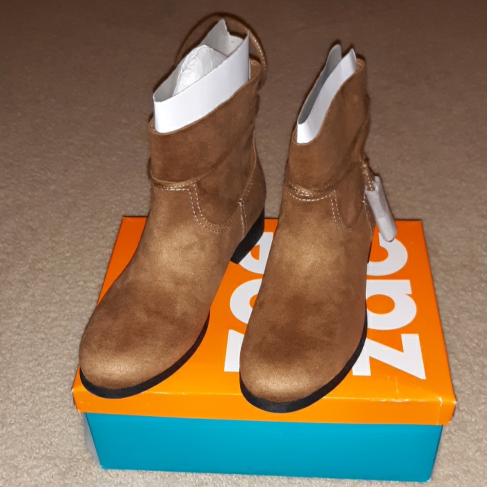 Flat boots
